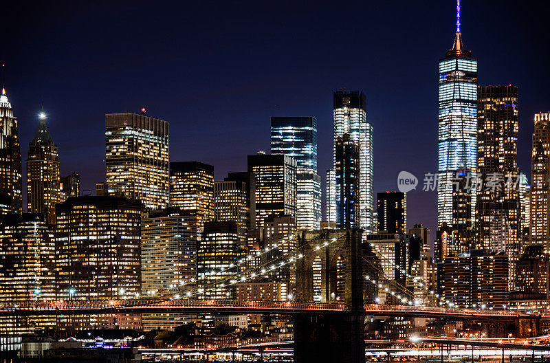 夜间曼哈顿市区天际线的鸟瞰图/ NYC